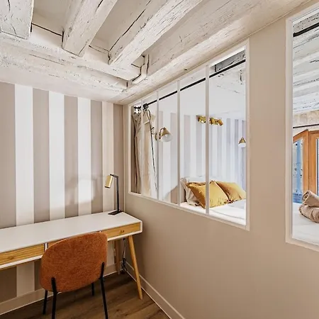 2br Next To Notre Dame De