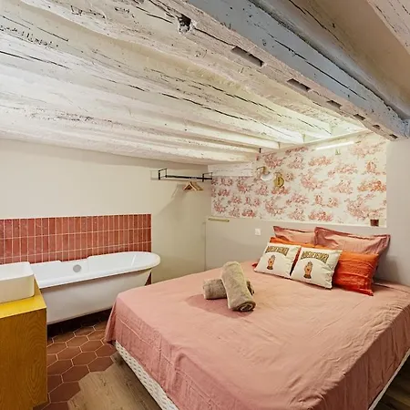 2br Next To Notre Dame De Paris
