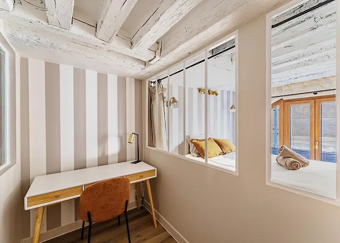 2br Next To Notre Dame De